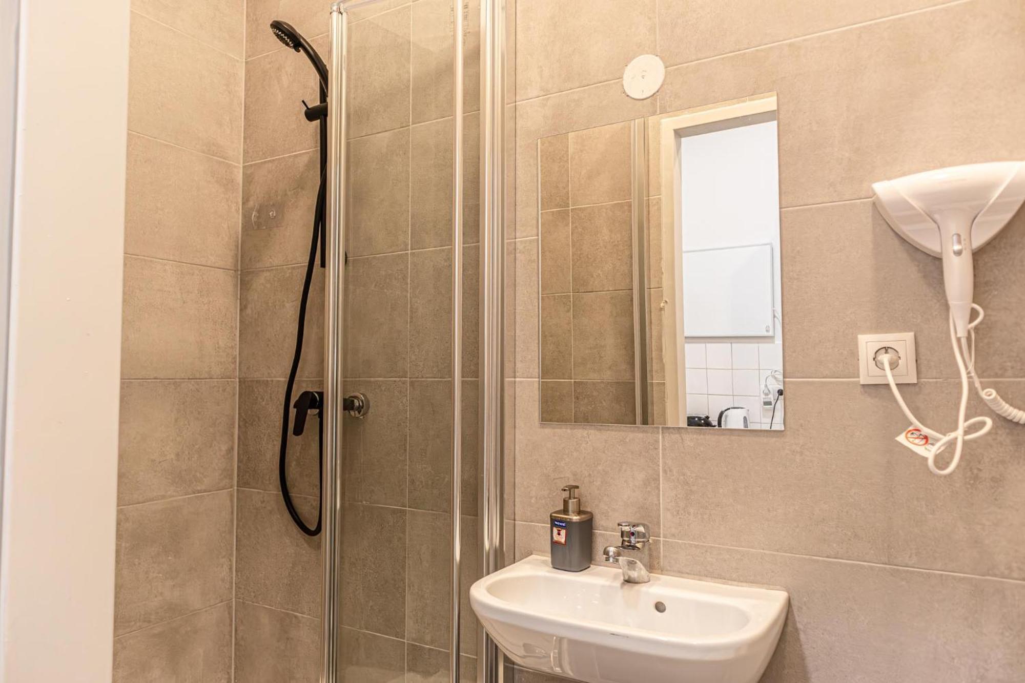 Appartement Welcoming 1br Apt- Near U6 Station Am Schoepfwerk Wenen